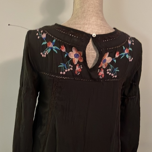 Umgee bohemian long sleeve tunic with embroidered details in front and back. - Picture 4 of 7